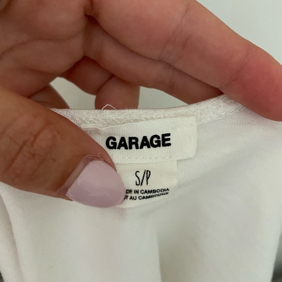 White crop top with detailed/ chandail court blanc - Picture 2 of 4